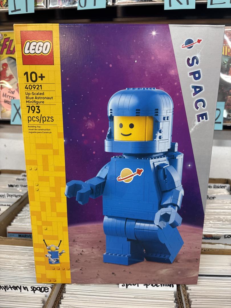 LEGO Space Blue Astronaut Minifigure Set 40921 793pcs