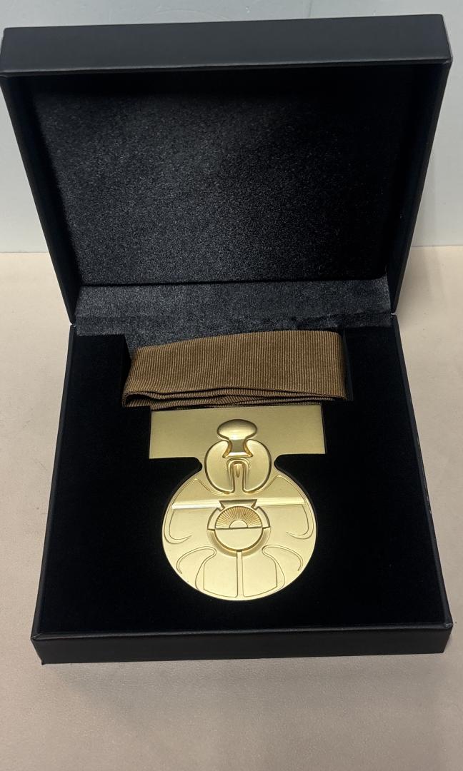 NEW Walt Disney Parks Star Wars Galaxy's Edge Dok-Ondar's Medal of Yavin Replica
